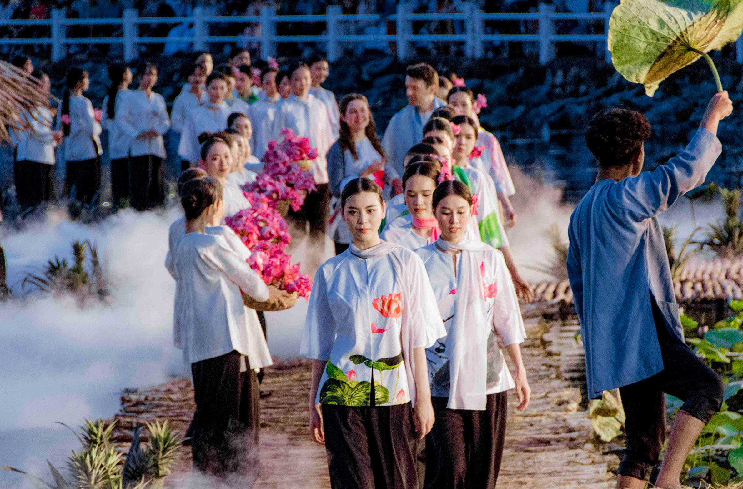 Chương trình nghệ thuật: Nụ cười Hậu Giang, với những chiếc Áo Bà Ba do các người mẫu chuyên nghiệp và không chuyên trình diễn được dệt và may từ tơ khóm.